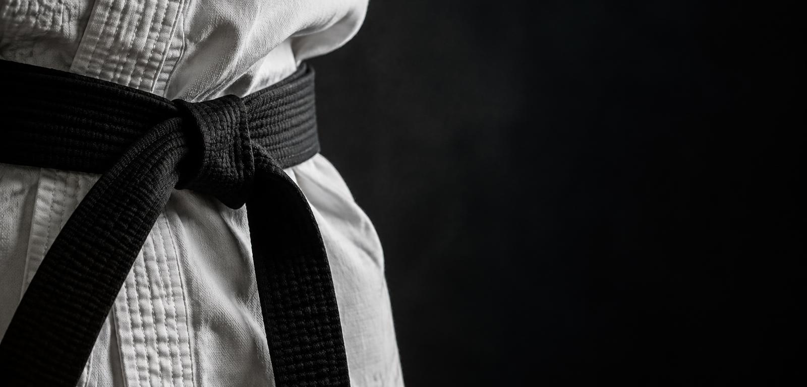 Detalhe do nó de uma faixa preta sobre o kimono